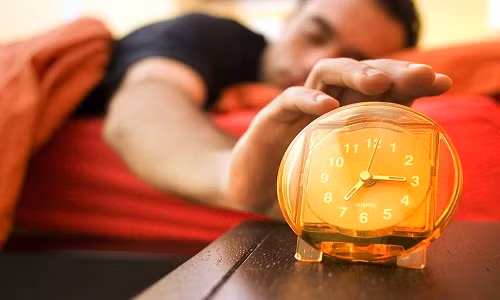 Kiem nua ty dong bang viec nam bat dong tren giuong 2 thang