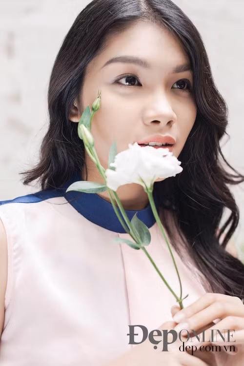 Thanh Tú ngoài đời lại rất vui vẻ, dễ gần đúng với lứa tuổi của mình. Nhưng khi làm việc cô nàng này lại trở thành một con người vô cùng khác, ví dụ như việc không ngừng đùa giỡn, nghịch ngợm trong lúc chụp hình là một minh chứng cho sự nghiêm túc trong nghề nghiệp. Ảnh sử dụng trong bài: Facebook nhân vật.