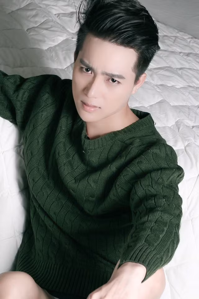 Còn trong cộng đồng LGBT, Lê Khang là một cái tên khá được quan tâm bởi sở hữu gương mặt khá ưa nhìn cùng chuyện tình yêu đẹp như cổ tích từng được nhiều cư dân mạng biết tới trước đây.