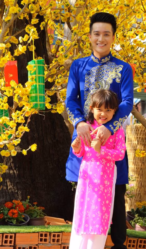 Còn khi hóa thành nữ, "cô nàng" cũng duyên dáng, nữ tính không hề kém cạnh ai.