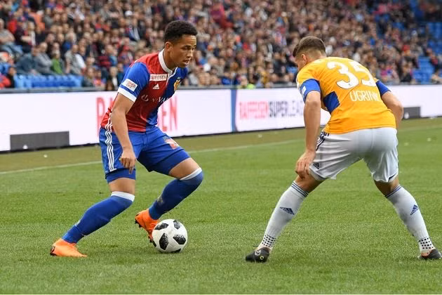 Cầu thủ chạy cánh mới 18 tuổi của FC Basel là Noah Okafor đang lọt vào tầm ngắm của nhiều đại gia châu Âu, trong đó có Manchester City và Borussia Dortmund.