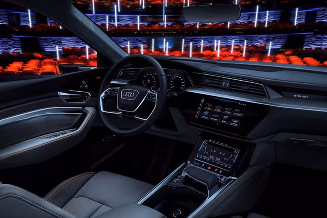 Hệ thống giải trí của Audi: Audi dự định biến những mẫu xe tương lai trở thành những buồng giải trí di động. Tại CES 2019, Audi cho phép người dùng trải nghiệm dịch vụ trên chiếc A8. Hành khách được chiếu 1 đoạn phim hành động và chiếc xe sẽ mô phỏng những đoạn rung lắc, cháy nổ như trong một rạp phim 4D thực thụ. Bên cạnh đó, hệ thống còn mô phỏng nhiệt độ chân thật trong phim qua hệ thống điều hòa.