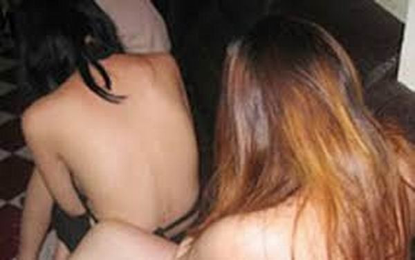 Bên cạnh các vi phạm về hoạt động mại dâm, Bộ GD-ĐT cũng đưa ra mức kỷ luật với nhiều hành vi khác như uống rượu bia trong giờ học, say rượu bia khi đến lớp; tham gia biểu tình, tụ tập đông người, khiếu kiện trái quy định của pháp luật; tàng trữ, lưu hành, truy cập, sử dụng sản phẩm văn hóa đồi trụy hoặc tham gia các hoạt động mê tín dị đoan, hoạt động tôn giáo trái phép.