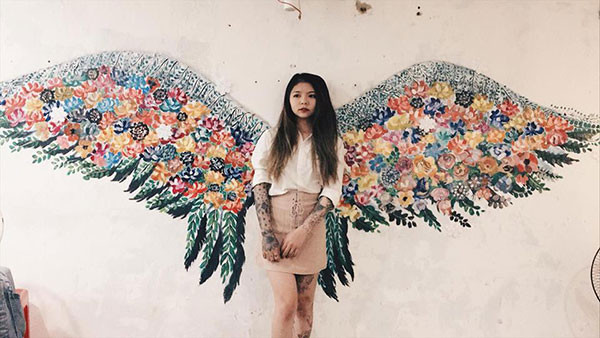 Với nhiều cô gái, họ tìm đến với những hình xăm không chỉ vì những câu chuyện gắn liền với cuộc sống của mình mà họ còn dùng những hình xăm che sẹo. Tuy nhiên cũng từ những lần xăm đó, nhiều người đã trở nên thích xăm hình, đơn cử như cô bạn 9X Sài thành tên Phụng.