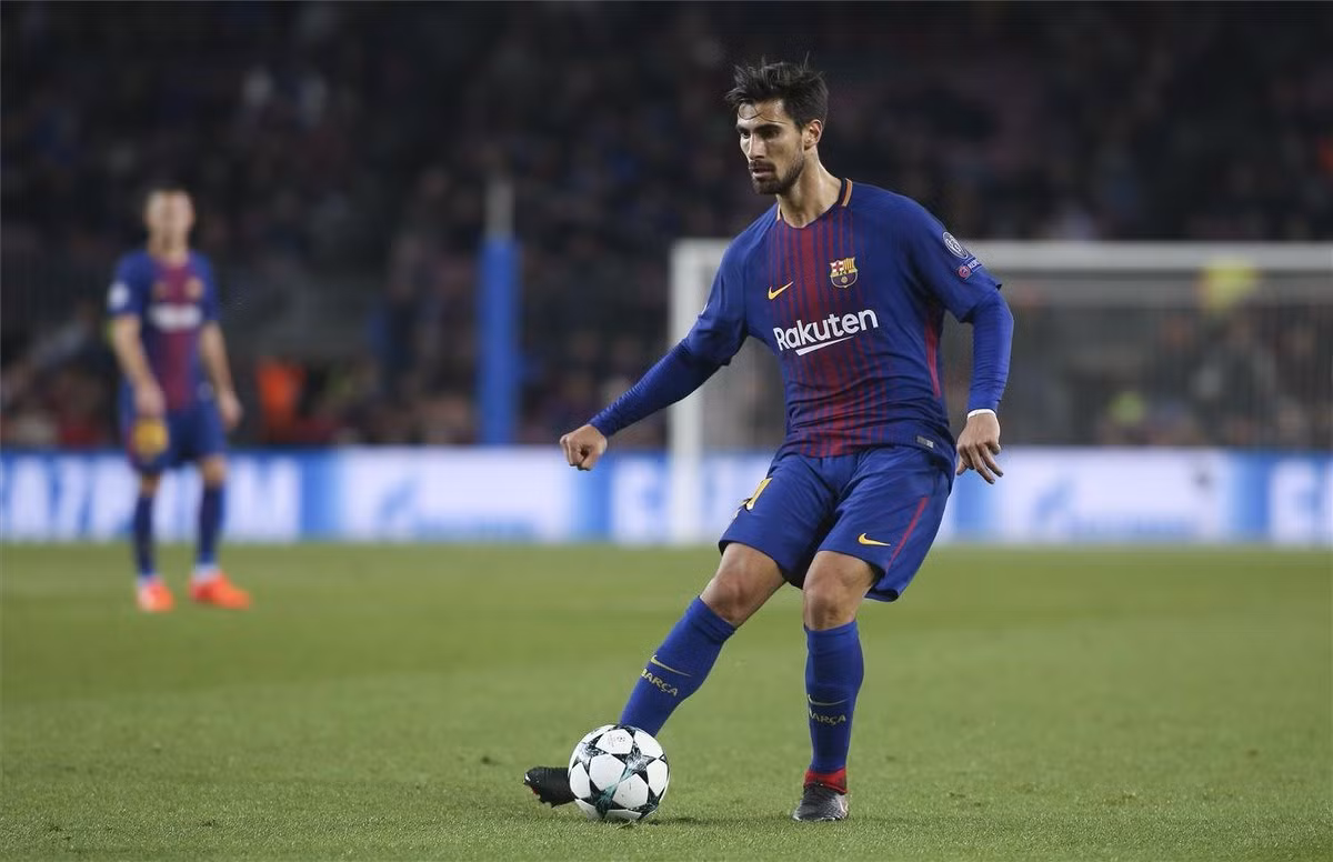 Tottenham vừa chính thức đặt vấn đề với Barca về chuyển nhượng Andre Gomes - cầu thủ mà M.U theo đuổi từ nhiều tháng nay nhưng chưa thành.
