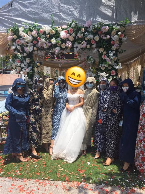 Mới đây, những bức ảnh chụp trong đám cưới khiến người ta phải chú ý đặc biệt. Cụ thể, nhóm bạn thân của cô dâu do sợ thời tiết nắng nóng đỉnh điểm làm đen da nên họ chọn trang phục áo chống nắng để làm đồ dự tiệc.