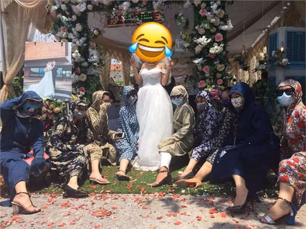 Ngoại trừ nhân vật chính của buổi lễ mặc váy cưới trắng, các cô bạn không thể nhận ra ai với ai vì những bộ đồ chống nắng giống nhau.