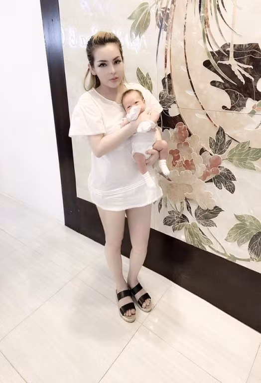 Cái tên Vân Tokyo (tên thật Tăng Ngọc Vân) không còn xa lạ đối với cộng đồng mạng. Cô nàng hot girl dao kéo này từng khiến dân mạng phải xôn xao bàn tán với vô số trò lố mà mình tạo ra trên trang cá nhân của mình.