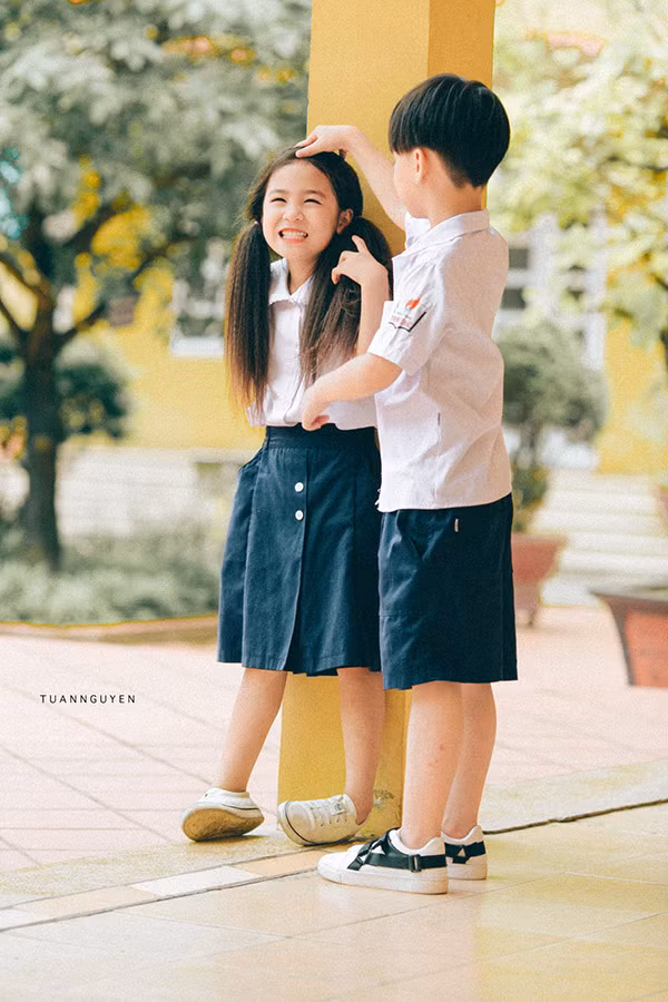 Thậm chí, ai cũng có một người để thương nhớ vẩn vơ, để mỗi giờ ra chơi là trộm ngắm nhìn để rồi đêm về mất ngủ.