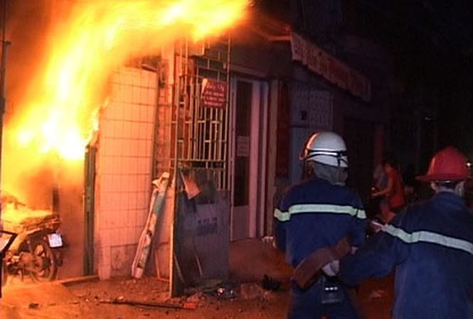 Thủ phạm của vụ việc trên là Vòng Sinh (SN 1994 - TP HCM). Trước đó Sinh có mối quan hệ tình cảm với chị P.H.T.A (SN 1993, ngụ ở địa chỉ trên). Sau đó, 2 người mâu thuẫn tình cảm nên chị A nói lời chia tay với Sinh.