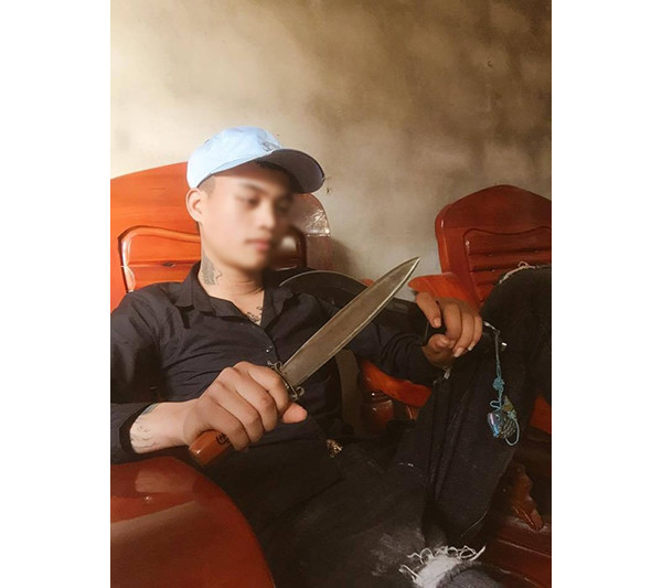 Cụ thể, hơn 11h hôm qua, 27/4, em Nguyễn Thị Lệ T. (SN 2001, trú Tân Mộc, huyện Lục Ngạn) bất ngờ bị Lê Quốc Đạt (SN 2000 - có thông tin sinh năm 1996, trú xã Vô Tranh, huyện Lục Nam) dùng dao đâm tử vong tại một quán ăn trước cổng Trường THPT Tứ Sơn, huyện Lục Nam, Bắc Giang, khi T. mới tan học.