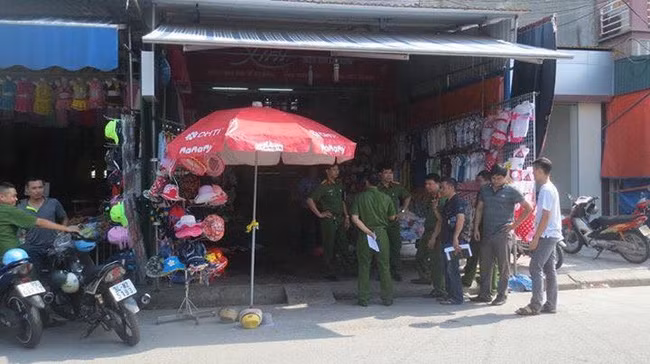 Vì nghi ngờ chị H bỏ mình để theo người con trai khác, T đã không giữ được bình tĩnh và tìm đến nhà chị H và gây ra vụ án mạng kinh rợn.