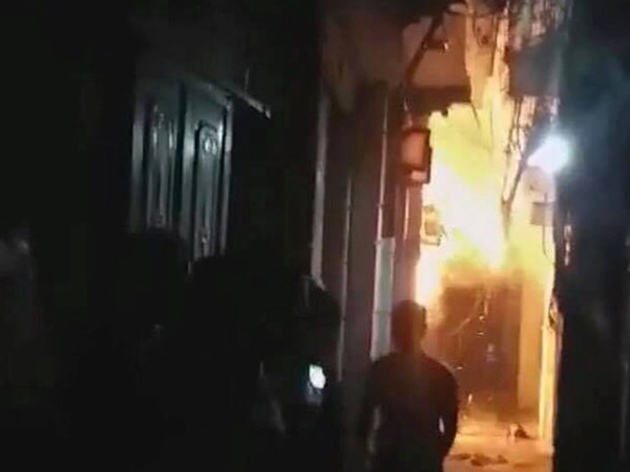 Tìm mọi cách nhưng níu kéo tình cảm không thành nên Sinh đã thực hiện chiêu thức trả thù tình bằng cách phóng hỏa, đốt nhà người yêu như trên.