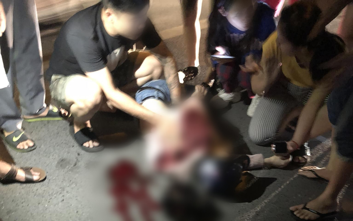 Về phần nạn nhân, do mất nhiều máu, cô gái gục xuống, đầu vẫn đội mũ bảo hiểm. Một số người dân cố gắng cầm máu cho cô gái và gọi xe cấp cứu. Trong tiếng nói yếu ớt, cô gái này cho biết, bị người yêu cũ đâm trọng thương.