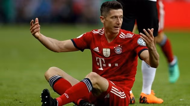  Chuyển nhượng cầu thủ từ Sportowe Fakty, Robert Lewandowski dự đoán sẽ là bom tấn lớn nhất mùa hè 2018, nhưng cuối cùng tiền đạo này đã không thể thỏa ước muốn khi không đến với Real Madrid.
