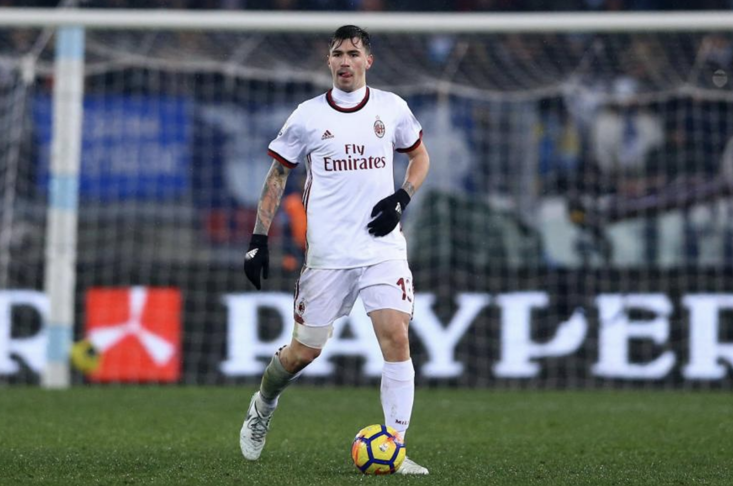 Theo tờ The Sun, HLV Maurizio Sarri đang tìm cách đưa Alessio Romagnoli tới Chelsea. Đội trưởng 23 tuổi đã ở AC Milan trong 4 năm qua.