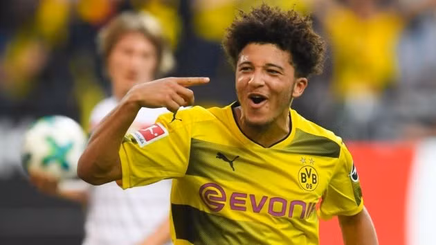 Nguồn tin từ Evening Standard tuyên bố Liverpool, Tottenham, MU, Arsenal và Chelsea đang quan tâm đến Sancho. Trong khi đó, Liverpool được hiểu là một bến đỗ lý tưởng cho cầu thủ này vì ở đó có sự hiện diện của Jurgen Klopp người từng dẫn dắt Dortmund.