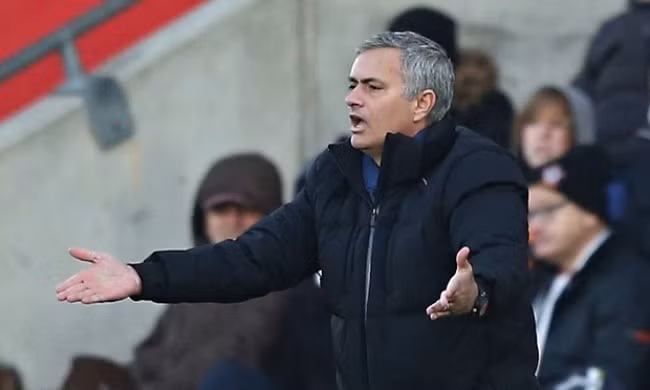 Sau trận gặp Southampton diễn ra vào ngày 28/12/2014, FA phạt Mourinho số tiền 25.000 bảng vì những phát biểu sau trận về “chiến dịch chống lại Chelsea” của các trọng tài.