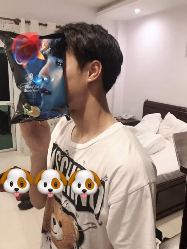 Áo phông thương hiệu Moschino của tuyển thủ đội tuyển Việt Nam - Nguyễn Văn Toàn được mua với giá 4 triệu đồng.