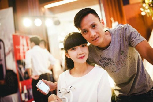 Người mẫu Hạ Vy cũng là một trong số những chân dài Vbiz luôn khiến chị em "phát hờn" vì được ông xã hỗ trợ đắc lực trong mọi công việc. Đặc biệt, từ sau khi cô sinh thêm bé gái vào tháng 11 vừa qua, "anh chồng còi" của nữ người mẫu thu hút sự quan tâm của đông đảo công chúng cũng như giới truyền thông.