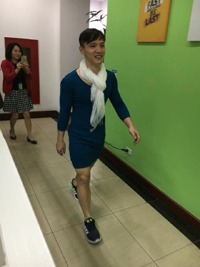 Các anh em "muối mặt" mặc váy đi làm, tự tin trình diễn catwalk vì thua cá độ World Cup.