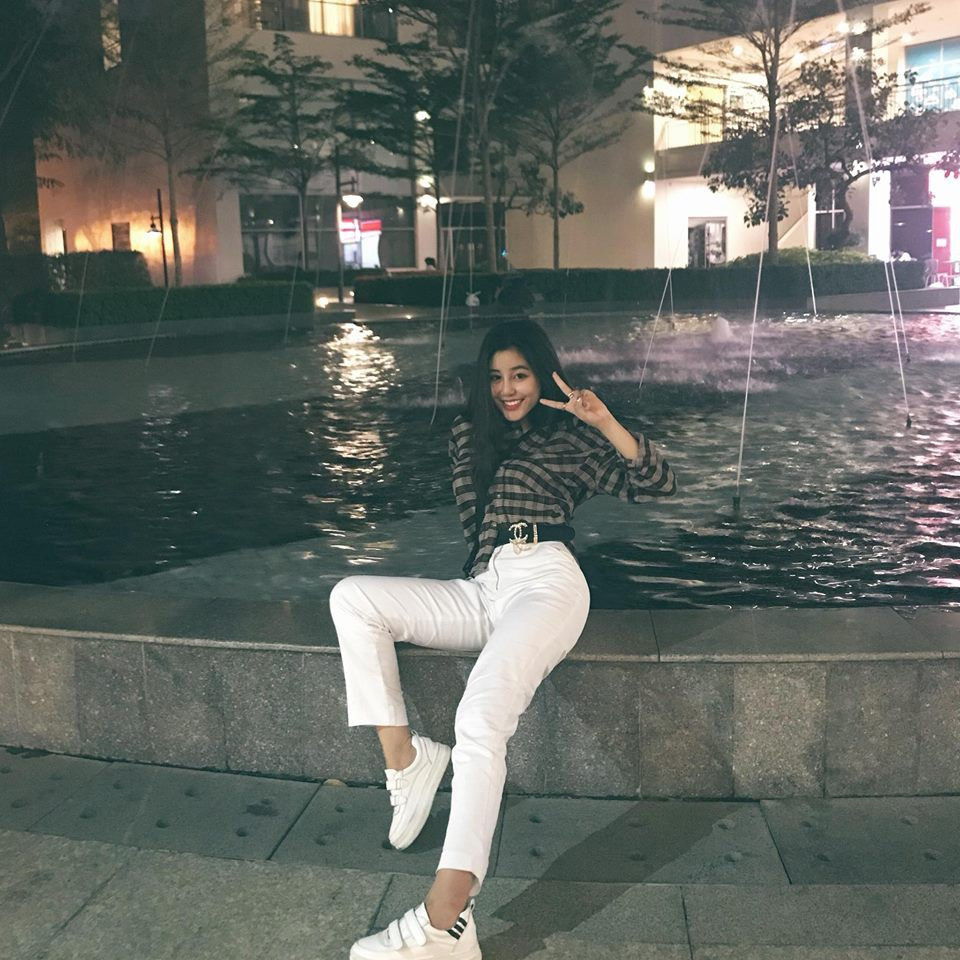 Trước đó, nhiều trang tin bên Trung Quốc cũng đã đưa tin về Ngọc Trân khi cô gái Việt xinh đẹp trong trang phục cổ vũ đội tuyển U23 Việt Nam. Người ta khen ngợi nhan sắc ngọt ngào và nụ cười tươi của cô bạn