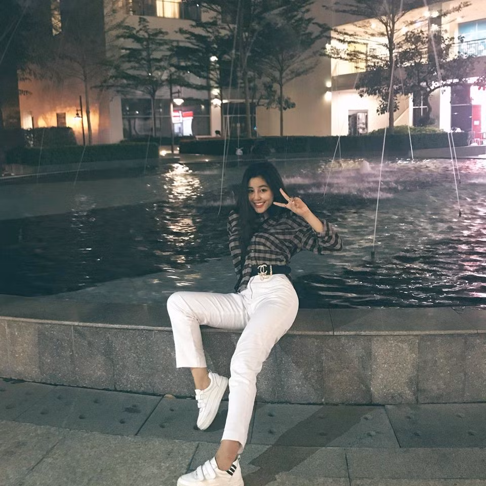 Trước đó, nhiều trang tin bên Trung Quốc cũng đã đưa tin về Ngọc Trân khi cô gái Việt xinh đẹp trong trang phục cổ vũ đội tuyển U23 Việt Nam. Người ta khen ngợi nhan sắc ngọt ngào và nụ cười tươi của cô bạn