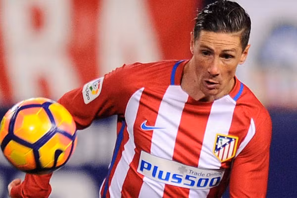 Torres trên đường rời Atletico, lộ diện bến đỗ mới: Hợp đồng giữa Fernando Torres và Atletico Madrid sẽ hết hạn vào cuối tháng này. Nhưng cho tới thời điểm hiện tại, đôi bên vẫn chưa có bất cứ cuộc đàm phán nào mang tính đột phá. Do đó mà nhiều khả năng Fernando Torres sẽ chia tay Atletico trong thời gian tới. Bến đỗ mới của tiền đạo người Tây Ban Nha được cho là Mexico. Ảnh: Goal.