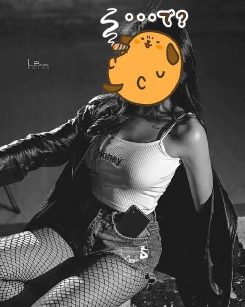 Bức xúc về bức hình của mình bị chàng trai trên "bóc phốt", cô gái còn livestream và viết: "Giờ ai làm gì thì làm, ông trời có mắt cẩn thận quả báo. Mình giải thích lần cuối, vậy xong, sau này tớ không nói gì về chuyện thị phi này nữa". Ảnh trong bài: Sưu tầm Facebook.