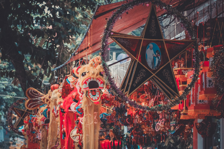 Đèn ông sao và đầu sư tử được cách điệu với rất nhiều kiểu dáng, sắc màu khác nhau, đủ sức mê hoặc bất cứ em bé nào.