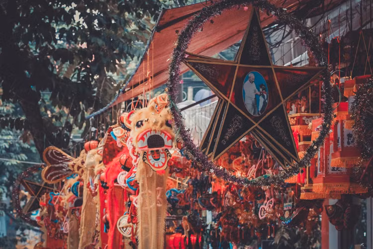 Đèn ông sao và đầu sư tử được cách điệu với rất nhiều kiểu dáng, sắc màu khác nhau, đủ sức mê hoặc bất cứ em bé nào.