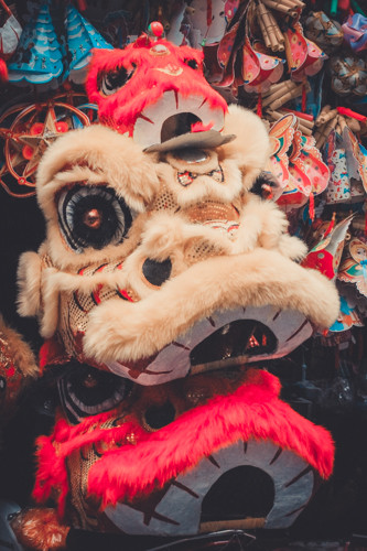 Những chiếc đầu lân đủ kích cỡ đang được bày bán rất nhiều trên phố Hàng Mã.