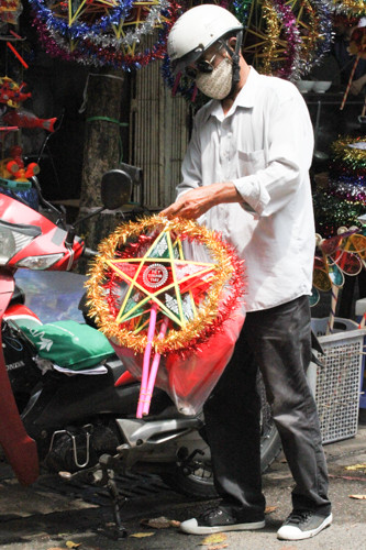 Nhiều khách hàng cho biết, những thứ đồ chơi truyền thống này chỉ có thể mua được vào dịp Trung thu, còn những đồ chơi hiện đại thì ngày nào cũng có thể mua. Vì thế nên ai cũng muốn tìm mua những món đồ chơi ý nghĩa này cho con cái.