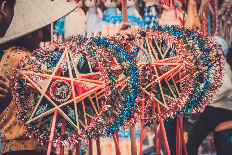 Những chiếc đèn ông sao là đặc sản của đồ chơi trung thu truyền thống.