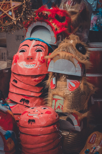 "Đồ chơi Trung Quốc thường được làm bằng nhựa và có độ bền cao. Còn đồ chơi truyền thống của Việt Nam làm bằng giấy, không bền bằng nhưng chứng tỏ sự kỳ công, tỉ mẩn của các nghệ nhân và còn thể hiện được hồn dân tộc. Điều này sẽ giúp bố mẹ giáo dục con mình nhiều điều tốt đẹp hơn", một phụ huynh đi sắm đồ chơi cho con nói.