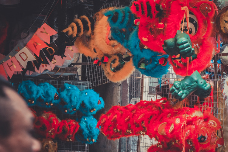 Chia sẻ với PV Kiến Thức, chủ một cửa hàng trên phố Hàng Mã chia sẻ: "Đồ chơi trung thu truyền thống đã trở lại khiến không chỉ người mua mà cả người bán đều vui. Vì Việt Nam cũng có nhiều loại đồ chơi đẹp và đậm chất dân gian nhưng vì nhiều lý do mà bị đồ chơi ngoại lấn át nhiều năm nay".