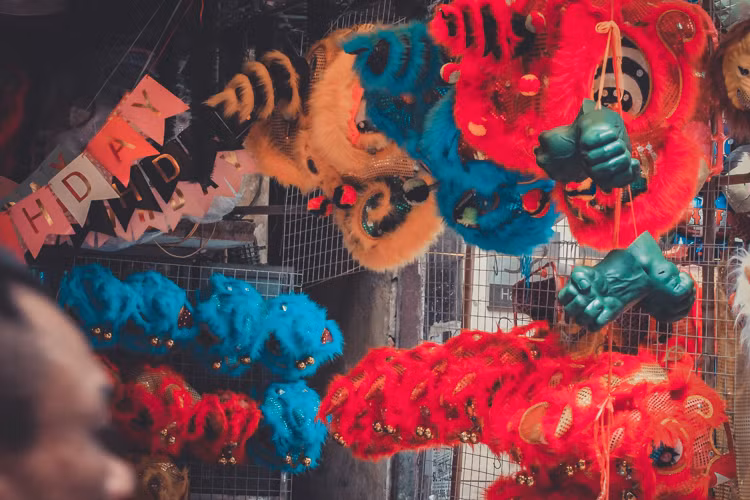 Chia sẻ với PV Kiến Thức, chủ một cửa hàng trên phố Hàng Mã chia sẻ: "Đồ chơi trung thu truyền thống đã trở lại khiến không chỉ người mua mà cả người bán đều vui. Vì Việt Nam cũng có nhiều loại đồ chơi đẹp và đậm chất dân gian nhưng vì nhiều lý do mà bị đồ chơi ngoại lấn át nhiều năm nay".