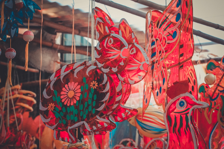 Có mặt tại phố Hàng Mã, vào những ngày này đồ chơi truyền thống được làm bằng giấy được bày bán rất nhiều. Những chiếc lồng đèn, trống, đầu lân hay đèn ông sao đã quay trở lại và được rất nhiều người hỏi mua.