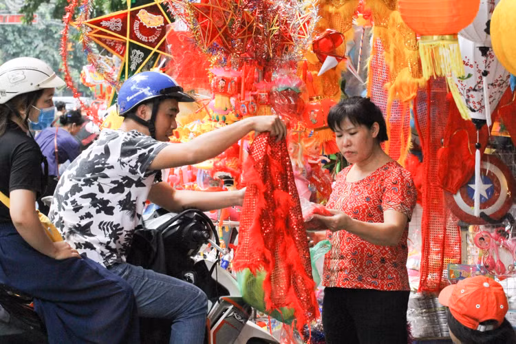 Anh Tuấn Anh (35 tuổi, Hà Nội) chia sẻ: "Nhìn lại những món đồ chơi truyền thống như đầu lân, trống bỏi, tôi lại được dịp hoài niệm về những ngày Trung thu xưa".