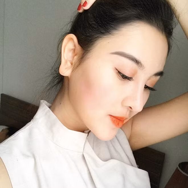 Sau những đồn đoán của dân mạng về chiếc cằm nhọn của mình, Hà Lad đã lên tiếng giải thích cho sự thay đổi này là lúc là vì trang điểm đi sự kiện, lúc lại là do giảm cân, khi là vì hình ảnh đã qua chỉnh sửa.