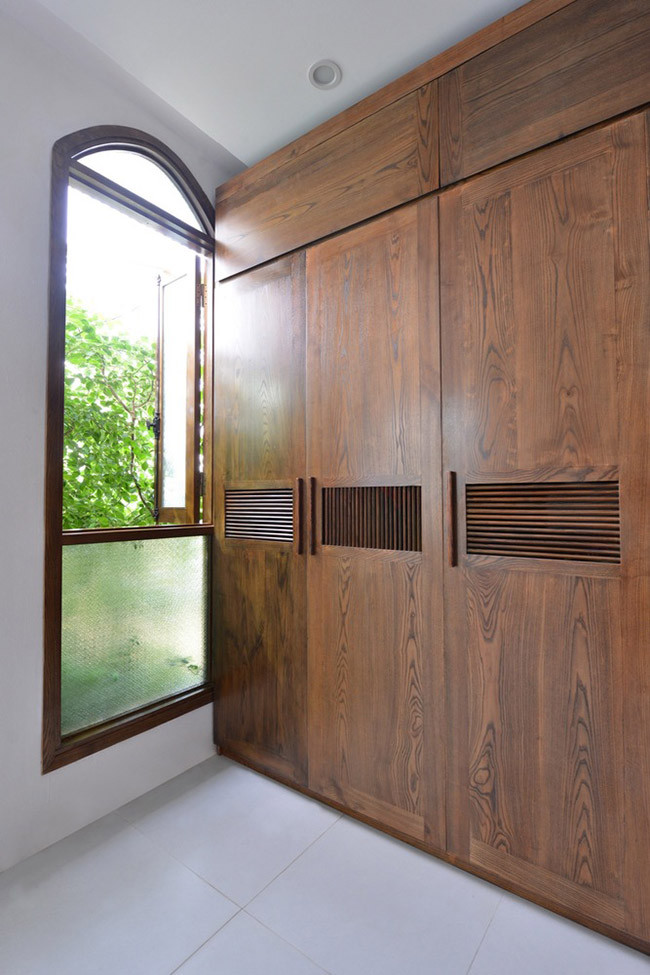 Tủ quần áo trong phòng ngủ được thiết kế đặc biệt để kê vừa góc xéo của căn nhà.