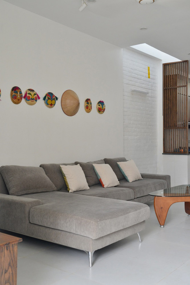 Khu vực này nằm quá xa trung tâm, trong khi các thợ xây ở địa phương thường gặp khó khăn trong việc đọc bản vẽ kiến trúc, vậy nên mọi thứ đều phải thật tối giản.