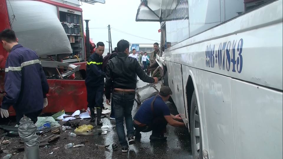 Sự việc càng trở nên đau xót hơn khi một nickname tự nhận là đồng đội của chiến sĩ PCCC xấu số kia viết: "Cháu chỉ ước một điều là những ai khi đó có mặt trên đường cao tốc chiều nay nếu như, nếu như thôi chừa cho xe ưu tiên của hội cháu 1 lối đi (để hội cháu không phải đi ngược chiều) đến vụ tai nạn xe 16 chỗ thì có lẽ 2 mẹ con sẽ sống sót và các đồng đội của cháu đã không gặp nạn".