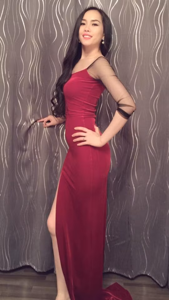 Trong bộ đầm dạ tiệc, Nguyễn Thị Khuyên tự tin thả dáng.