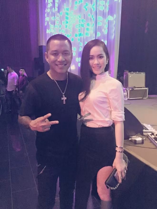 Đặc biệt trên trang cá nhân của mình, cô nàng này còn khoe ảnh chụp với rất nhiều người nổi tiếng, giới nghệ sĩ Việt Nam.