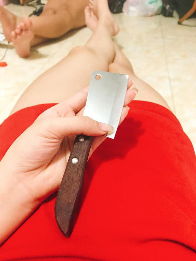 Mới đây, bài post "thảm họa" mua hàng online của một cô gái bất ngờ được cư dân mạng chia sẻ rầm rộ. Cụ thể, theo chia sẻ, cô nàng order chiếc dao thái thịt trên mạng và đến khi nhận được hàng trực tiếp thì không thể tin nổi, kích thước chiếc dao chỉ bé bằng chiếc dao đồ chơi