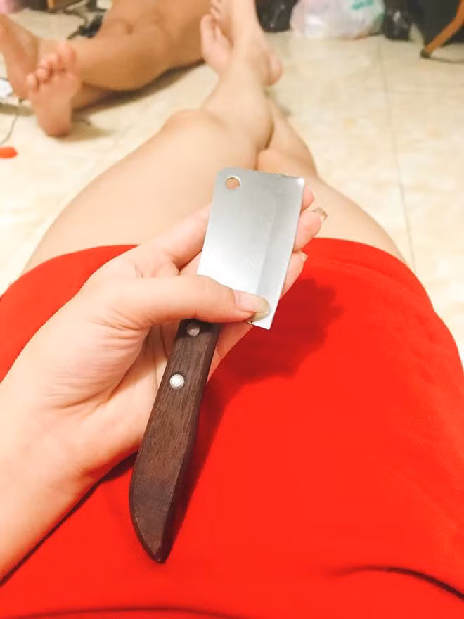 Mới đây, bài post "thảm họa" mua hàng online của một cô gái bất ngờ được cư dân mạng chia sẻ rầm rộ. Cụ thể, theo chia sẻ, cô nàng order chiếc dao thái thịt trên mạng và đến khi nhận được hàng trực tiếp thì không thể tin nổi, kích thước chiếc dao chỉ bé bằng chiếc dao đồ chơi