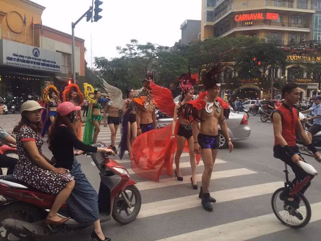 Chiều 11/4, người dân tham gia giao thông tại ngã tư Trung Hòa - Hà Nội đã phải tròn mắt ngắm một dàn người mẫu catwalk giữa đường trong trang phục kì lạ.