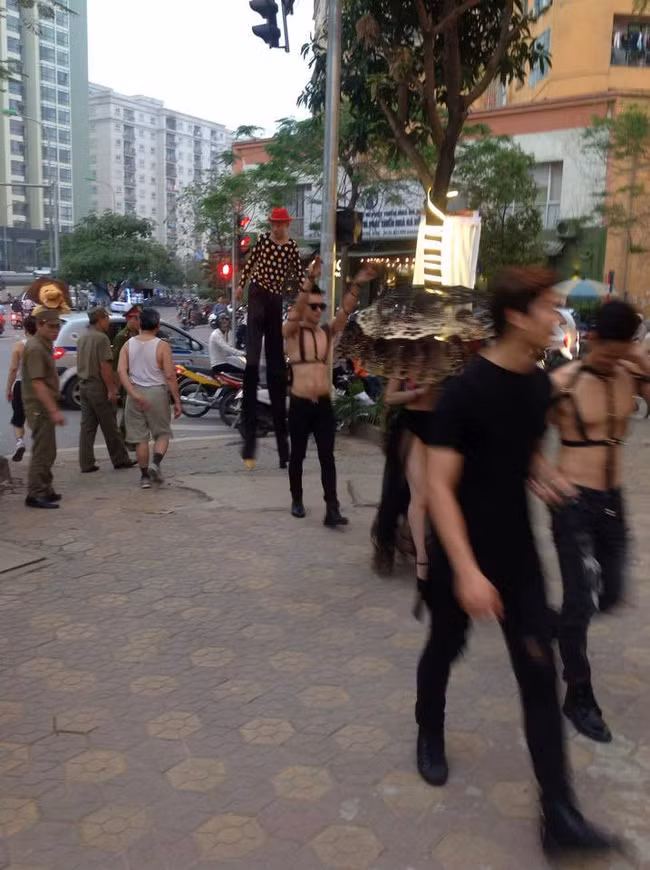 Theo tìm hiểu, đây là một show trình diễn thời trang nhân dịp khai trương của một quán bia trên phố Trung Hòa (Hà Nội). Sự xuất hiện của những người mẫu này thu hút sự quan tâm của người đi đường khiến giao thông qua khu vực này bị ách tắc.