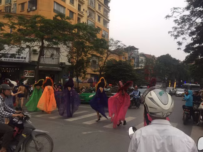 Trong đoàn người mẫu catwalk trên có cả những chú hề đi cà kheo, sư tử, các cô gái bikini váy vóc đủ màu sắc đến những người đàn ông cởi trần mang theo phụ kiện khiến nhiều người tò mò.